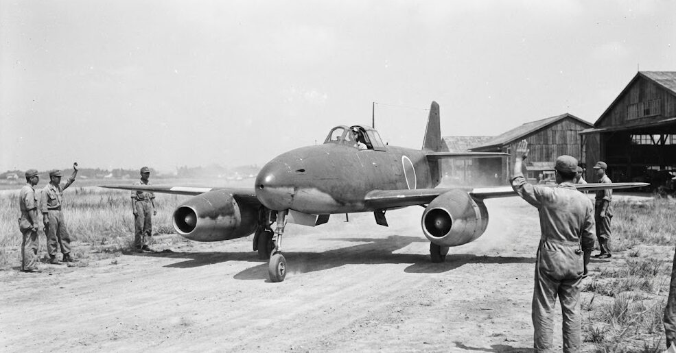 1945年8月、木更津飛行場で試験飛行の準備をする橘花。両翼下のエンジンナセルと、コクピットに収まる高岡迪少佐の姿