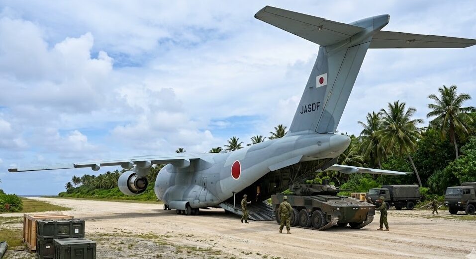 C-2輸送機から展開する16式機動戦闘車の島嶼防衛イメージ