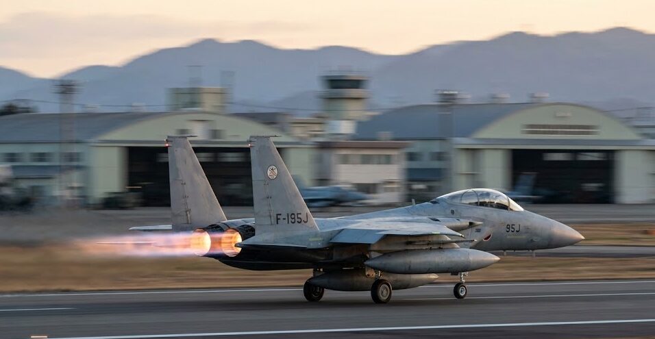 アフターバーナーを点火してスクランブル発進するF-15J戦闘機