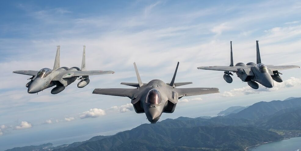 F-35Aステルス戦闘機とF-15JSIが編隊飛行を行うイメージ