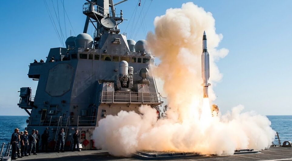 海上自衛隊のイージス艦がSM-3迎撃ミサイルを発射する瞬間。夜間の日本海を照らすミサイルの噴射炎が印象的