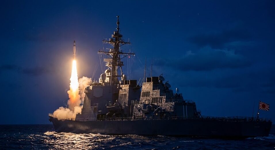 イージス艦のVLS（垂直発射装置）から発射されるSM-3迎撃ミサイル。大気圏外で弾道ミサイルを撃ち落とす