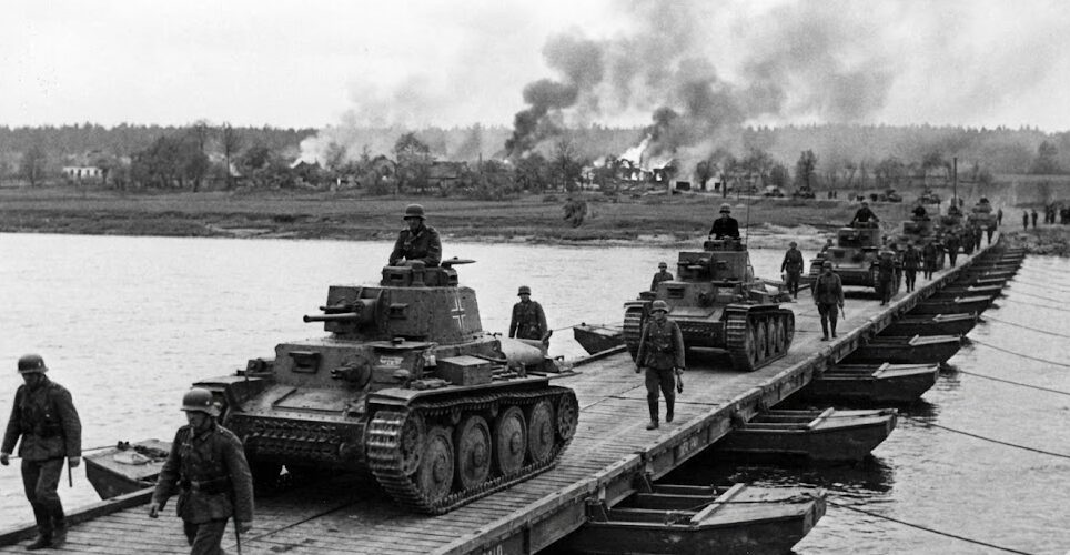 フランス電撃戦でムーズ川を渡河する第7装甲師団「幽霊師団」の戦車群（1940年5月）