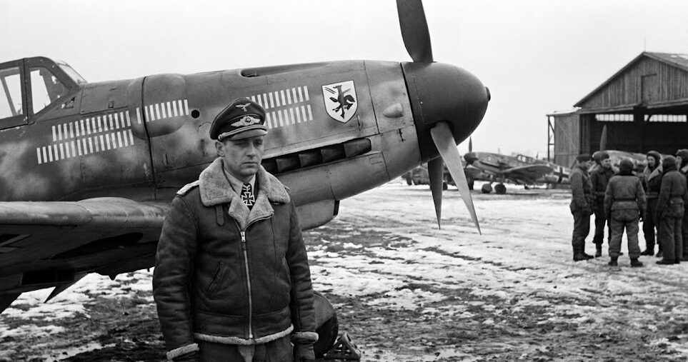 多数の撃墜マークが描かれたBf109と並ぶドイツ空軍エースパイロット