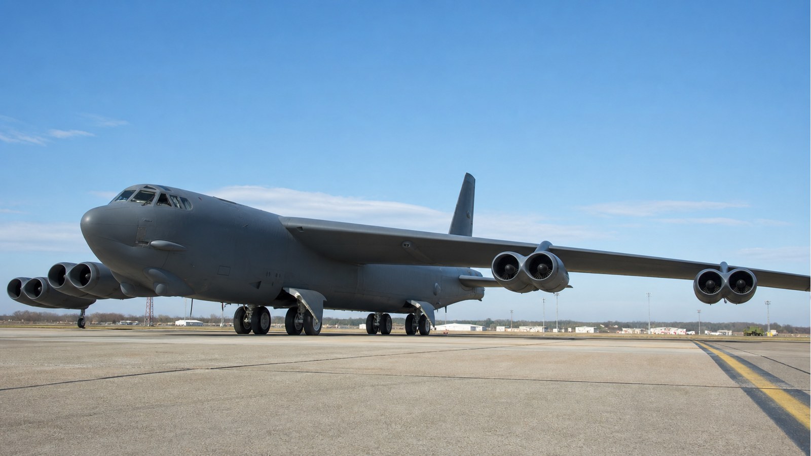 B-52爆撃機の巨大な機体と8発エンジン