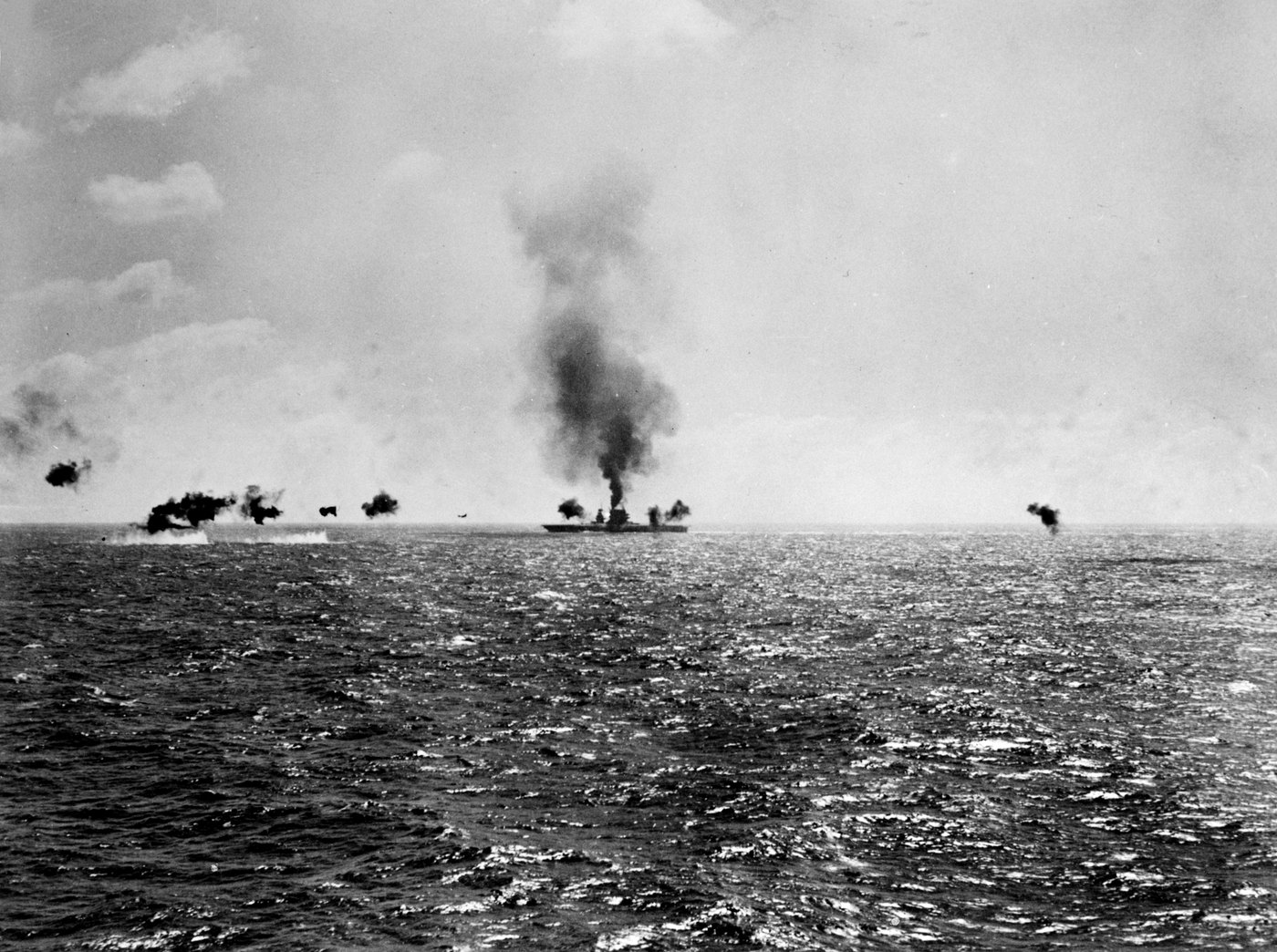 珊瑚海海戦で炎上する米空母レキシントン