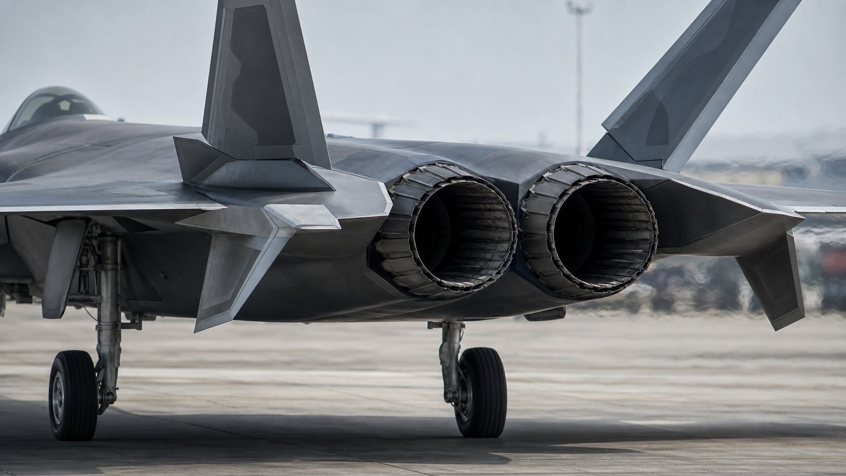J-20の双発エンジンをイメージした後方写真
