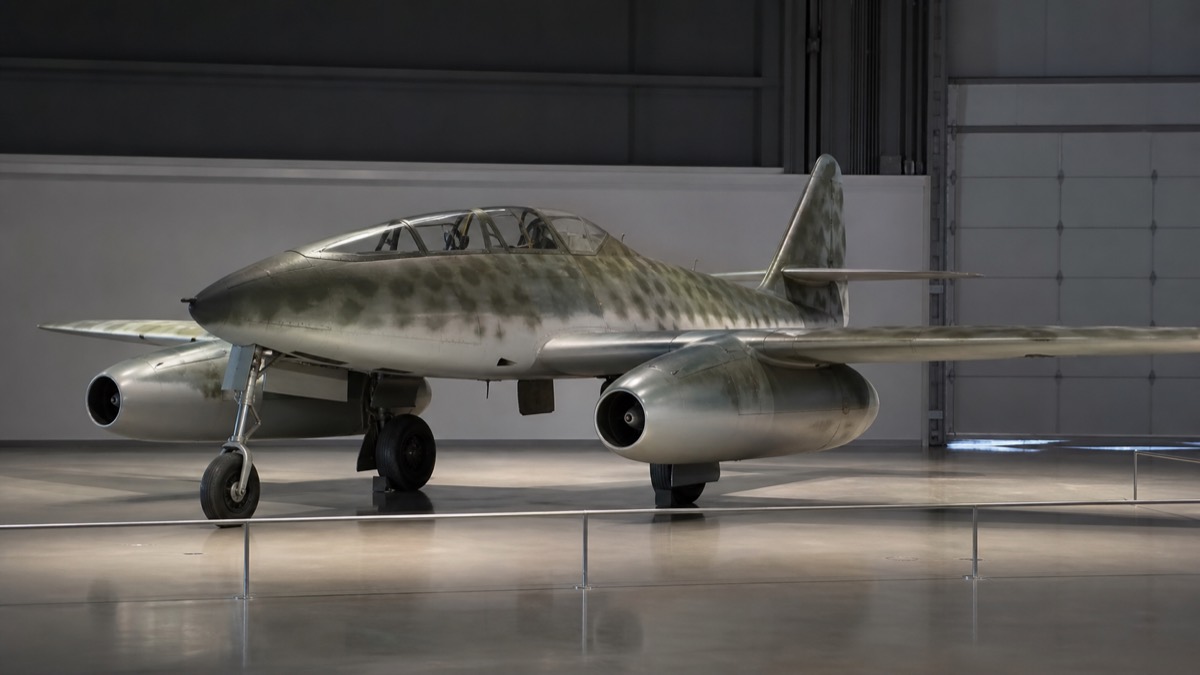 火龍（キ201）を思わせる双発ジェット戦闘機の展示イメージ
