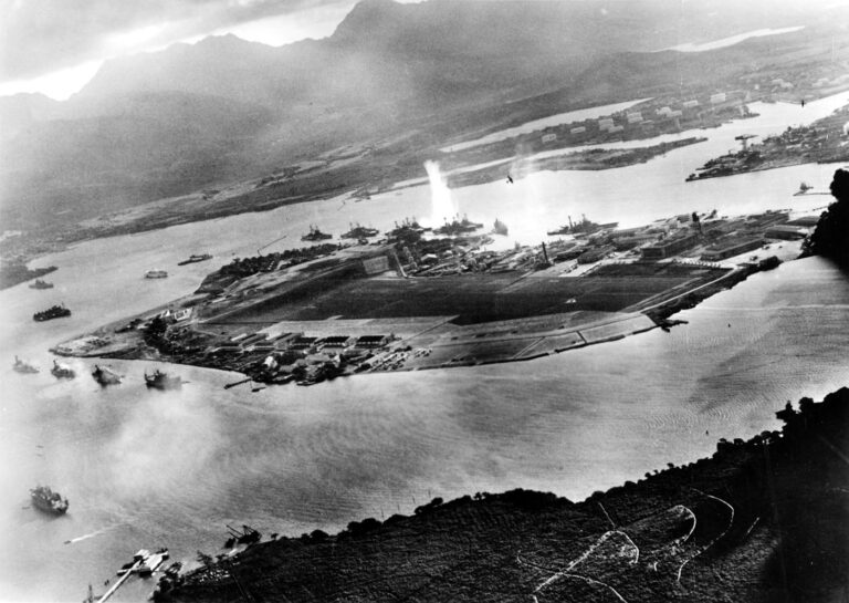 日本軍機から撮影された真珠湾攻撃中のフォード島周辺