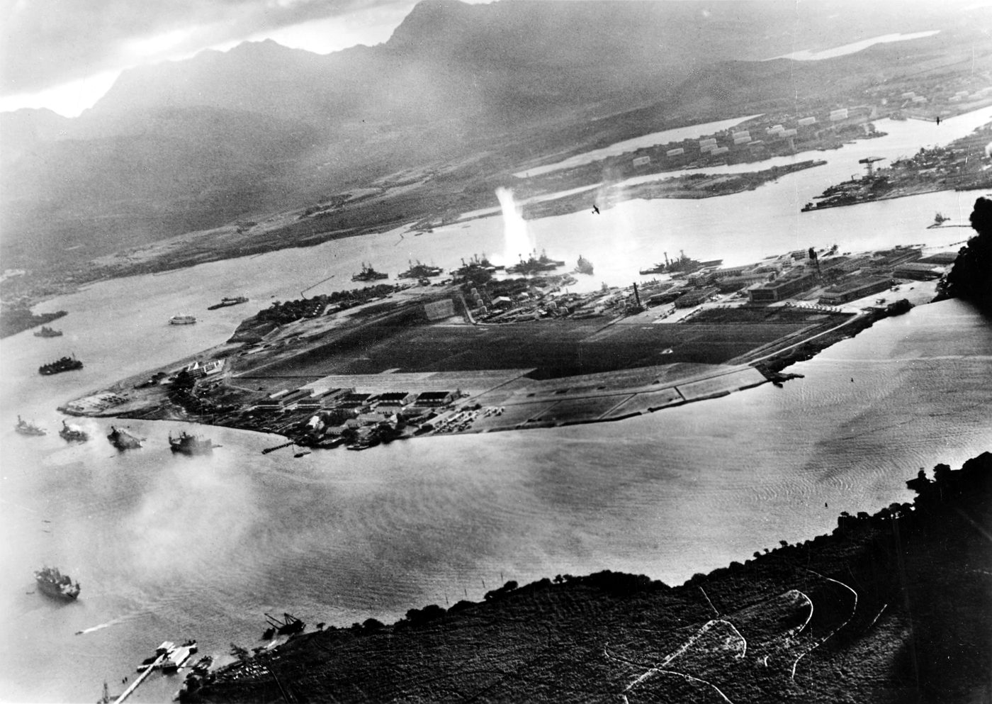 日本軍機から撮影された真珠湾攻撃中のフォード島周辺