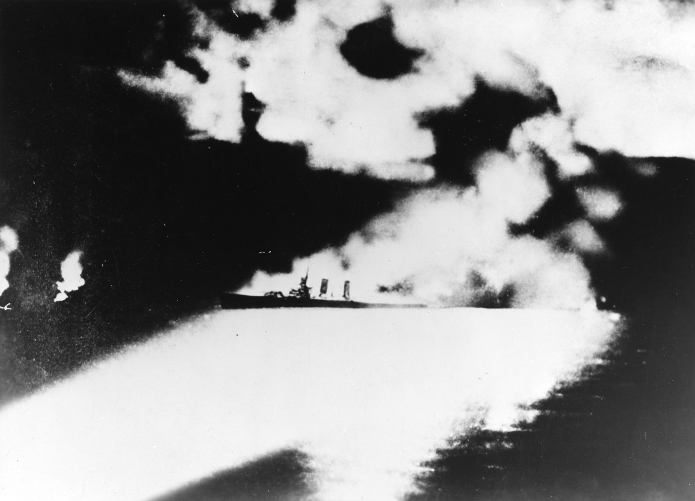 第一次ソロモン海戦で砲撃を受ける米重巡クインシー