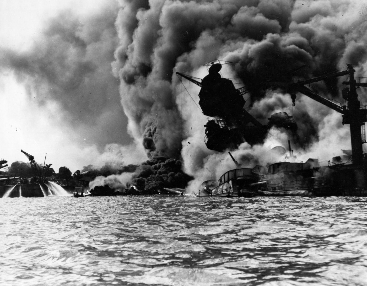 真珠湾攻撃で炎上する戦艦アリゾナ