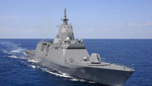 航行するまや型護衛艦
