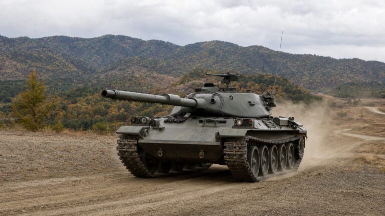訓練場を走行する74式戦車