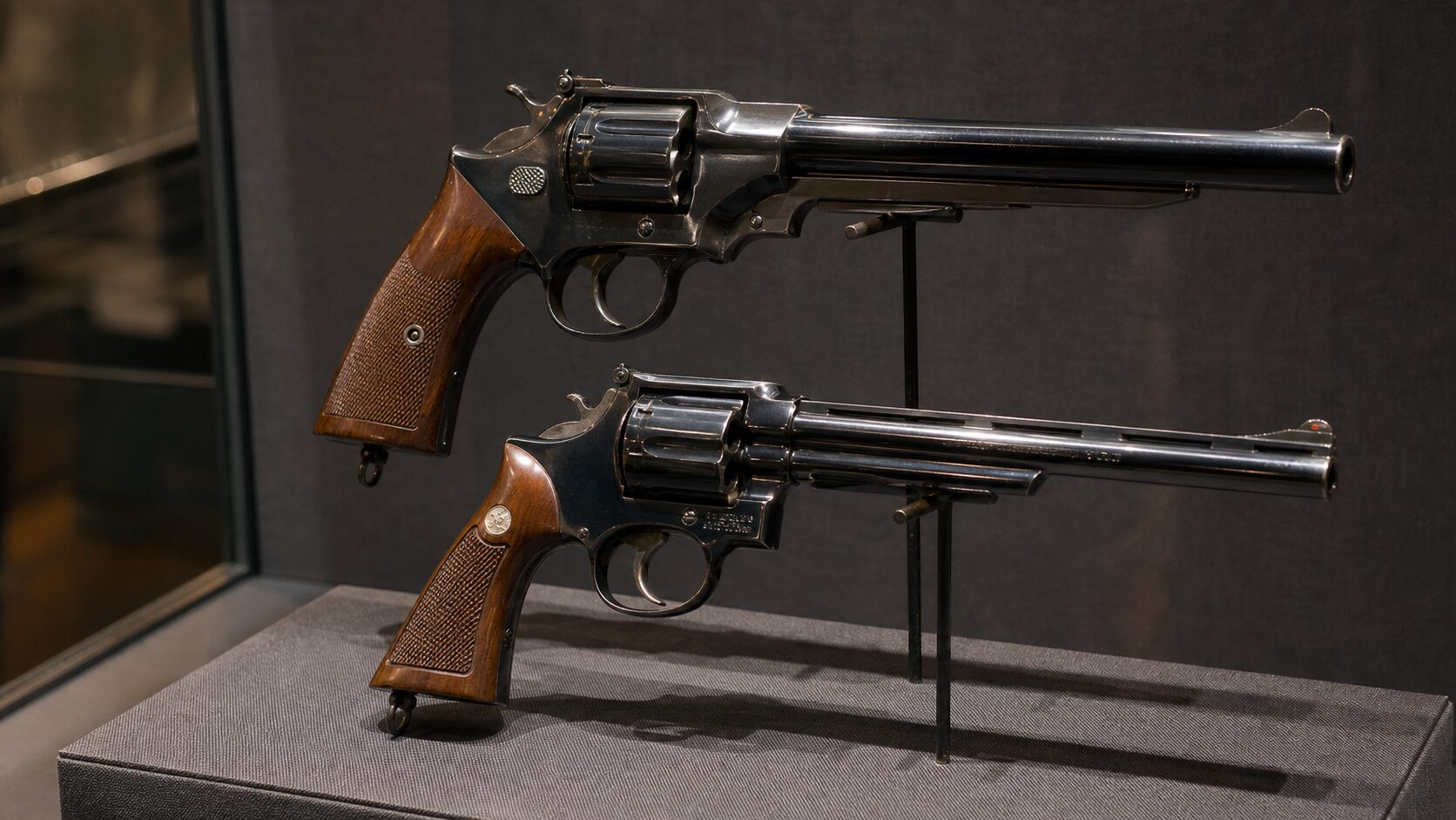 20世紀の自動拳銃に見られる鋼と木の造形