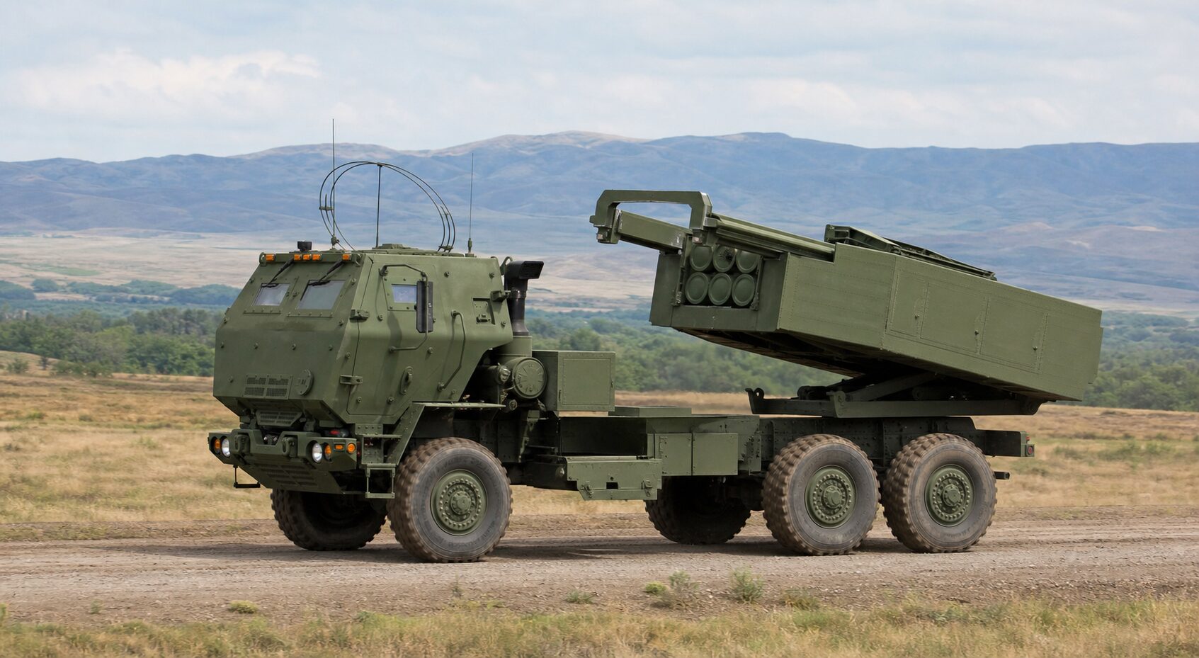 訓練場を走行するHIMARS