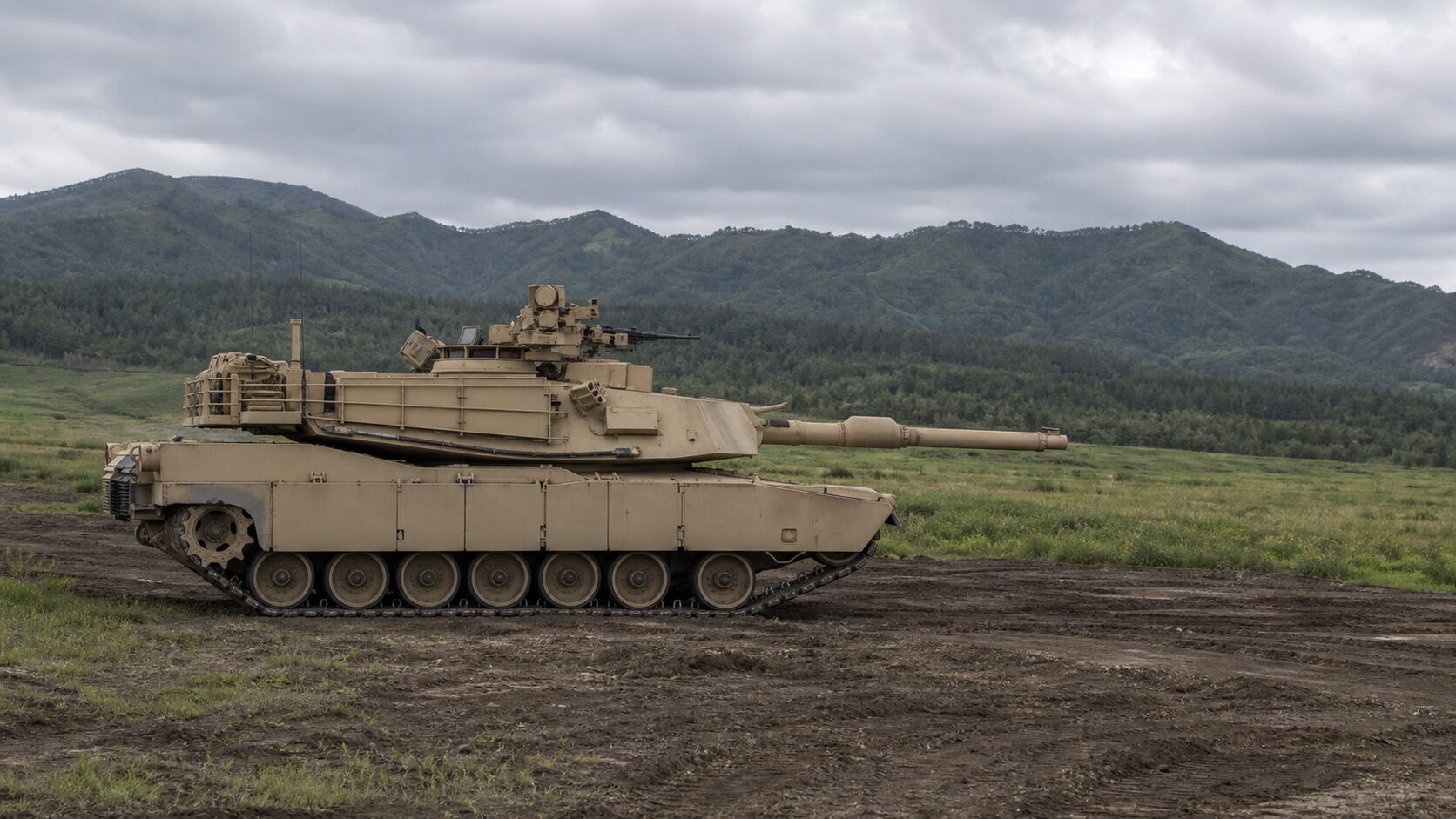 訓練場を走行するM1エイブラムス