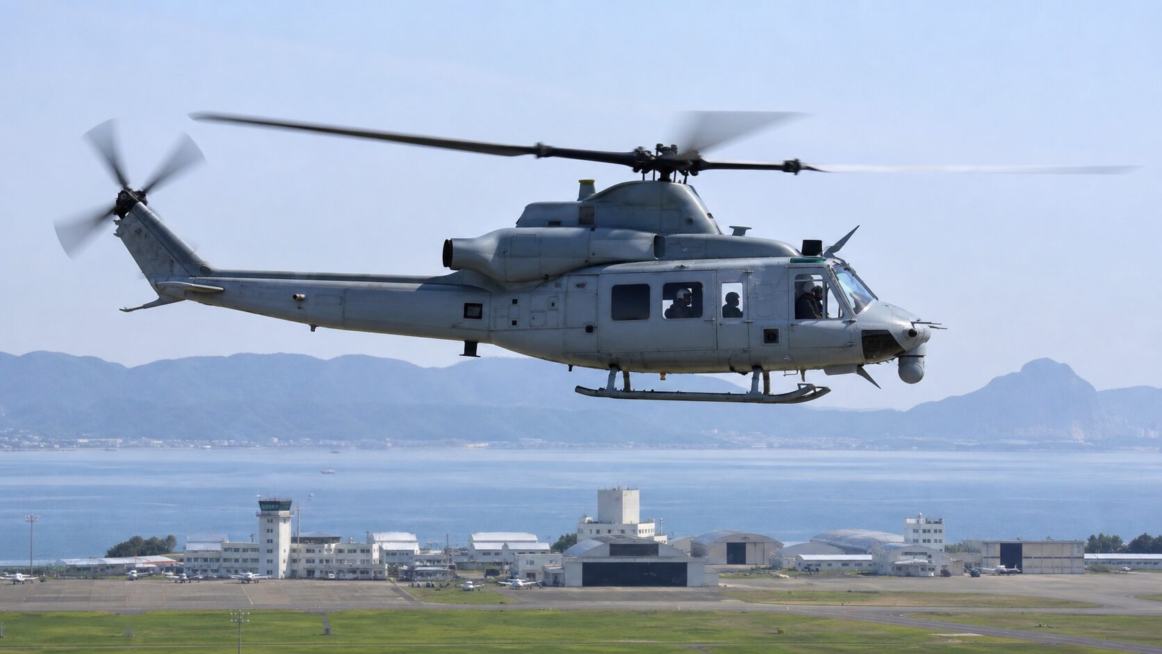 沿岸の教育航空隊で進む回転翼操縦訓練
