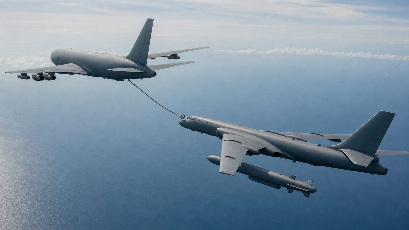 空中給油を受けて行動範囲を拡大するH-6N型爆撃機