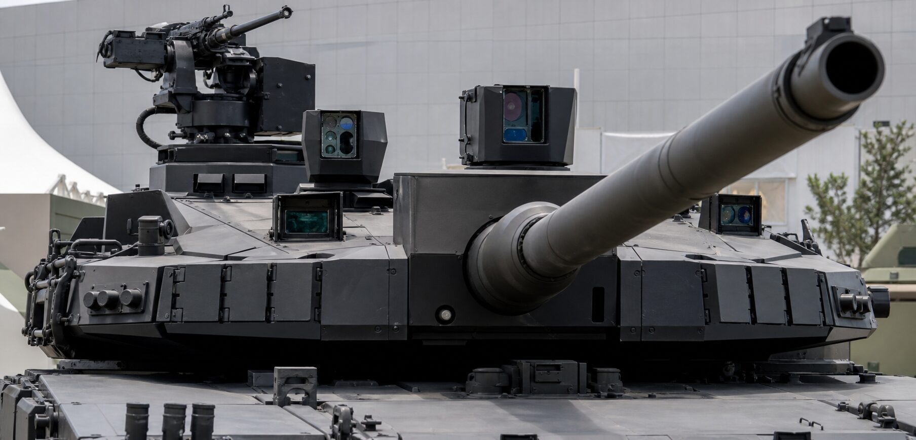 K2の120mm砲と車長用光学装置