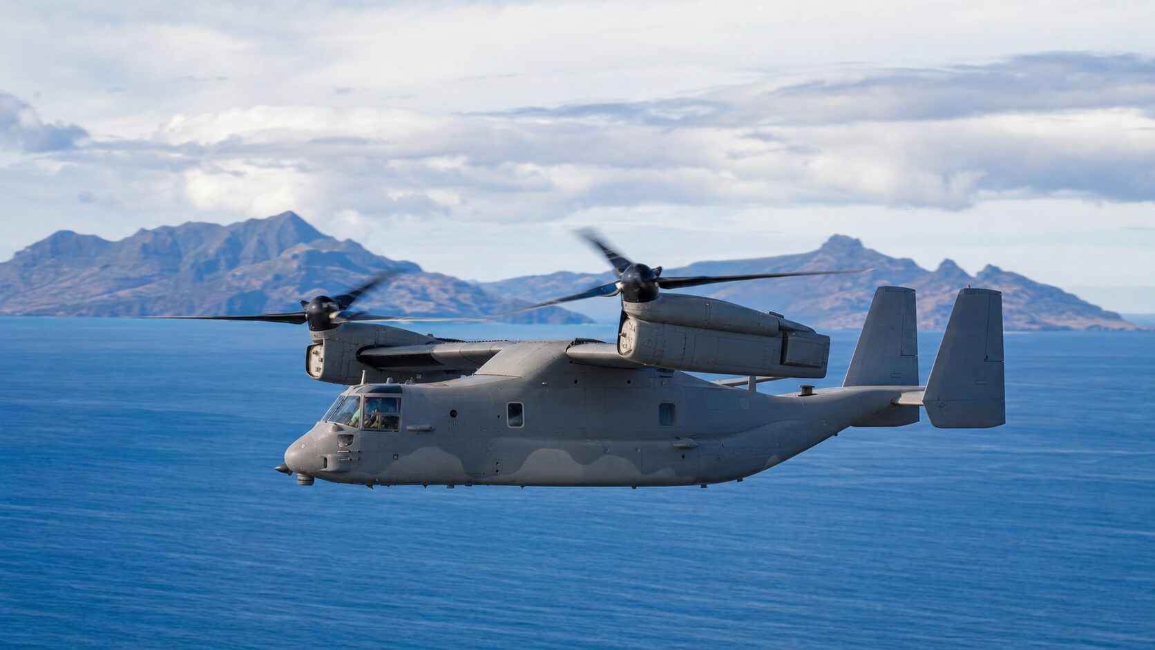 巡航形態で飛行するV-22オスプレイ