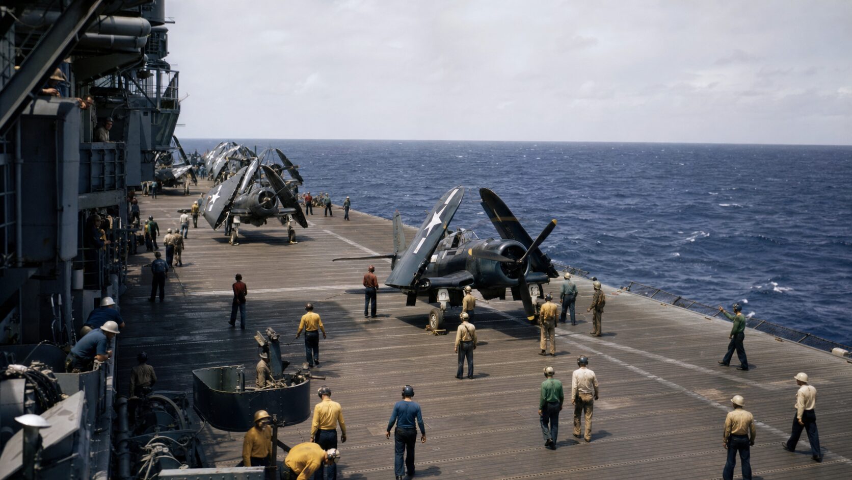 1944年の空母飛行甲板と艦上戦闘機
