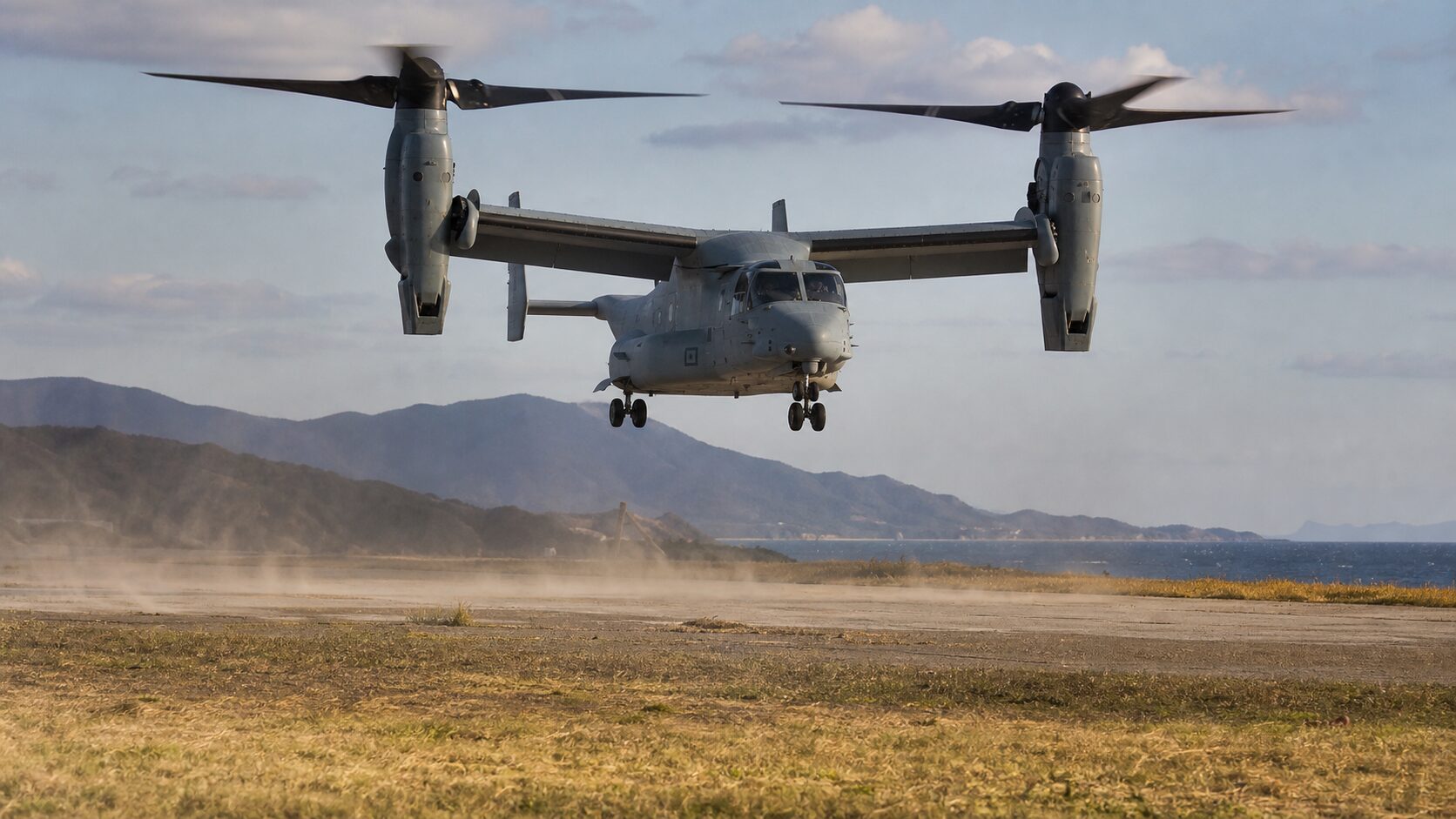 着陸地点へ降下するV-22オスプレイ