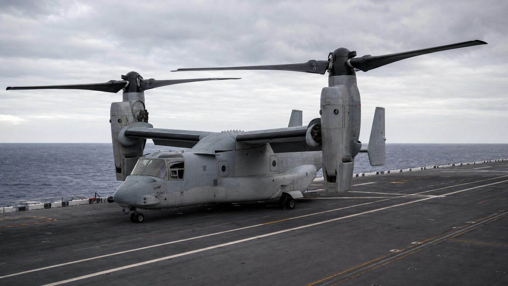 艦艇の飛行甲板に待機するV-22オスプレイ