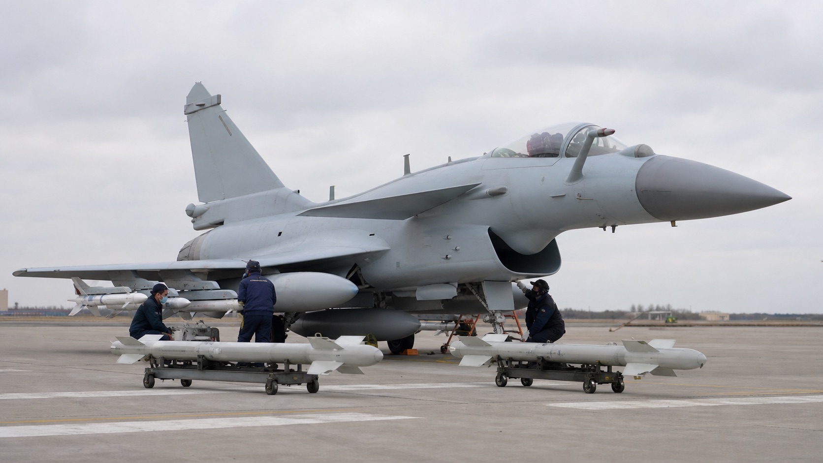 長射程空対空ミサイルを搭載準備するJ-10C級戦闘機
