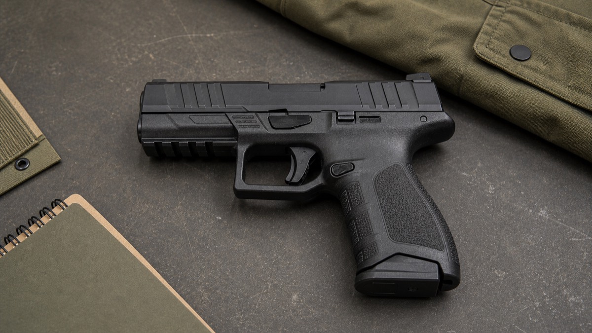 ベレッタAPXをイメージした近代ポリマー拳銃のアイキャッチ