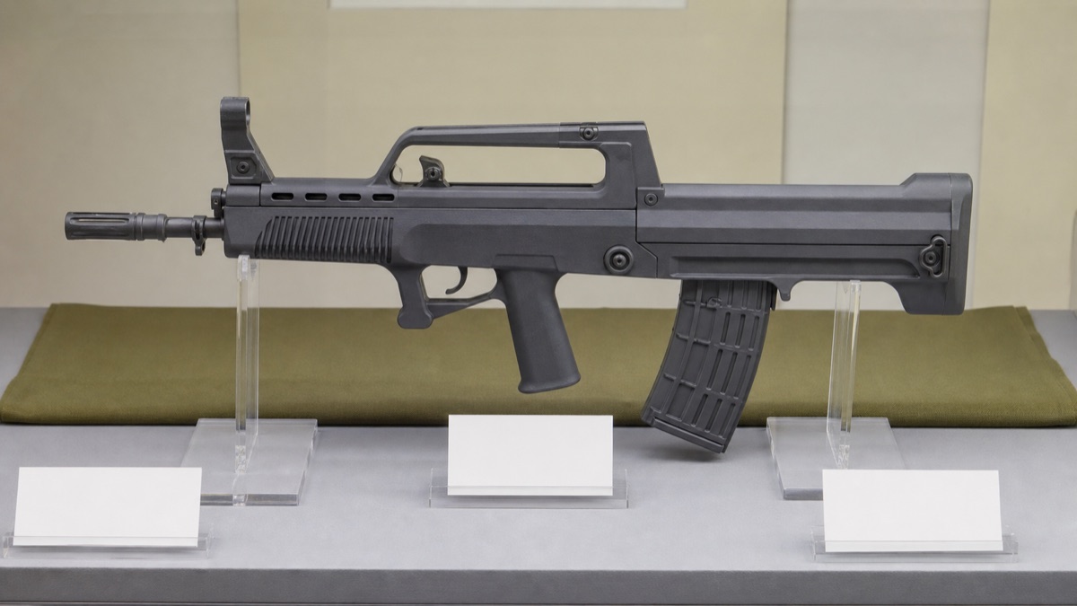 QBZ-95のブルパップ構造をイメージした展示