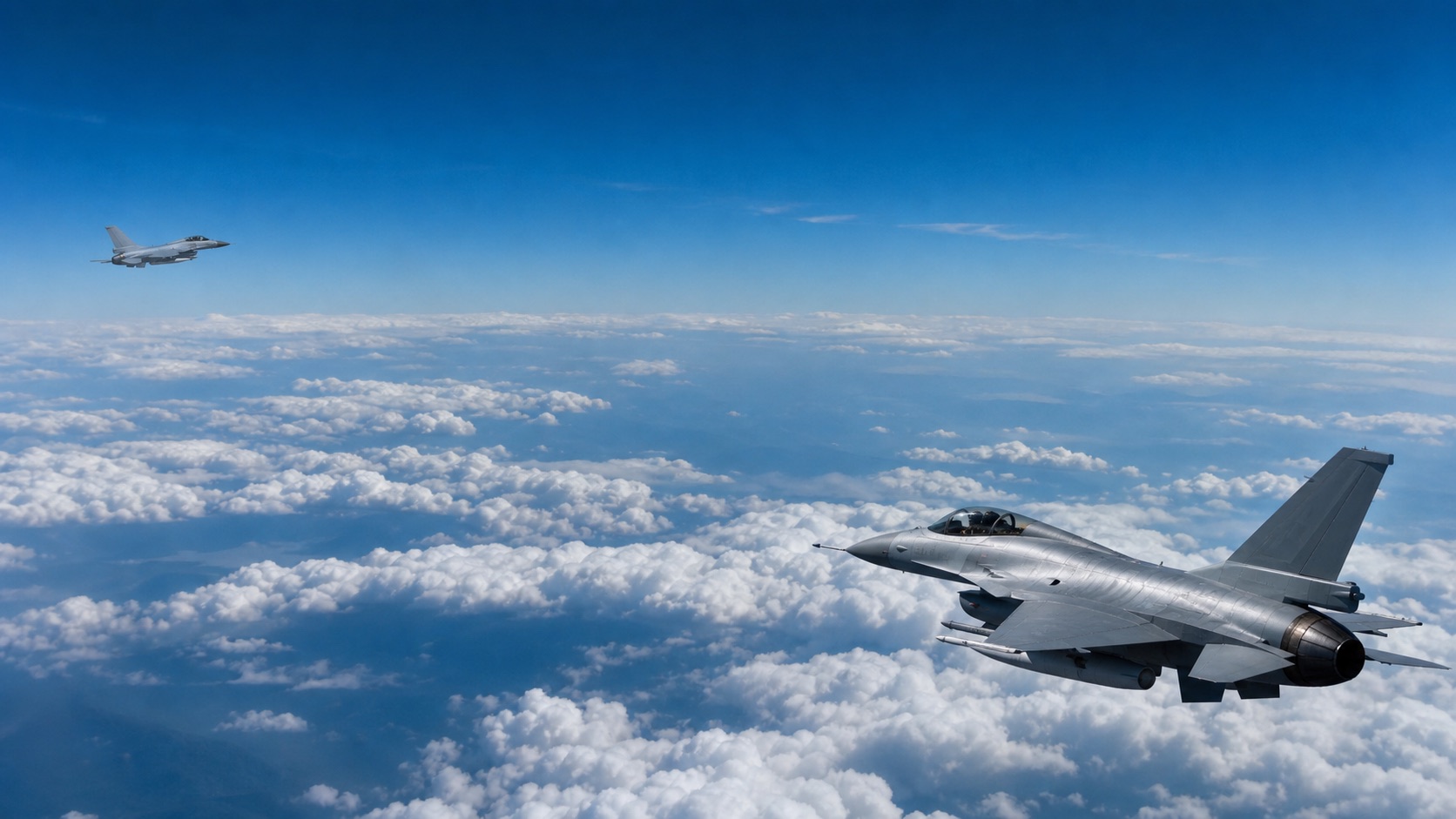 広い空域で対峙するJ-10C級戦闘機とF-16級戦闘機