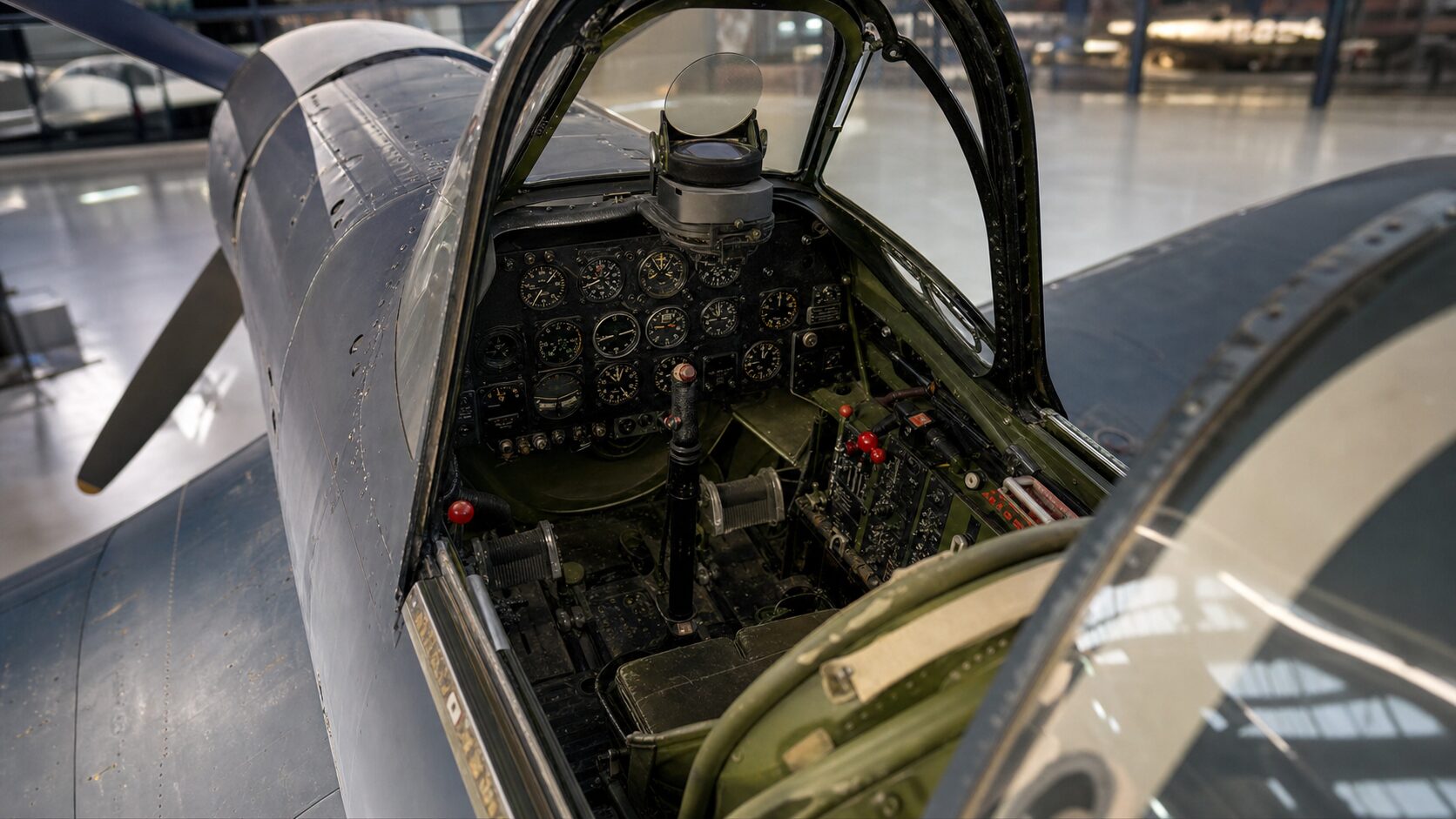 F4Uコルセアの操縦席