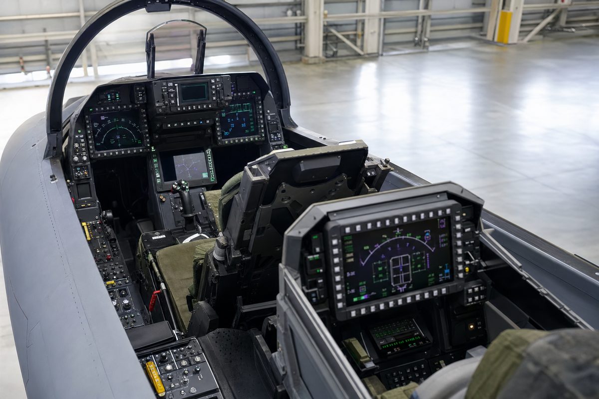 大型ディスプレイを備えた複座戦闘機のコックピット