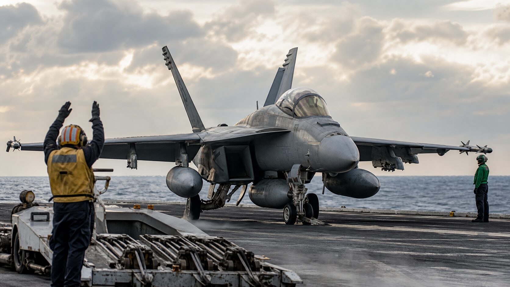 空母甲板上のF/A-18Eと整備員
