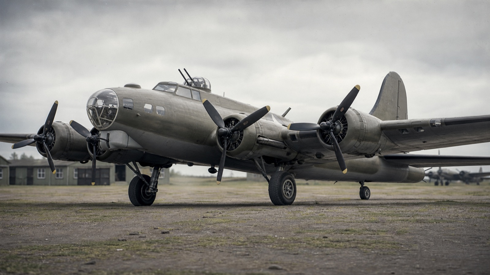 英国の飛行場に駐機するB-17級重爆撃機