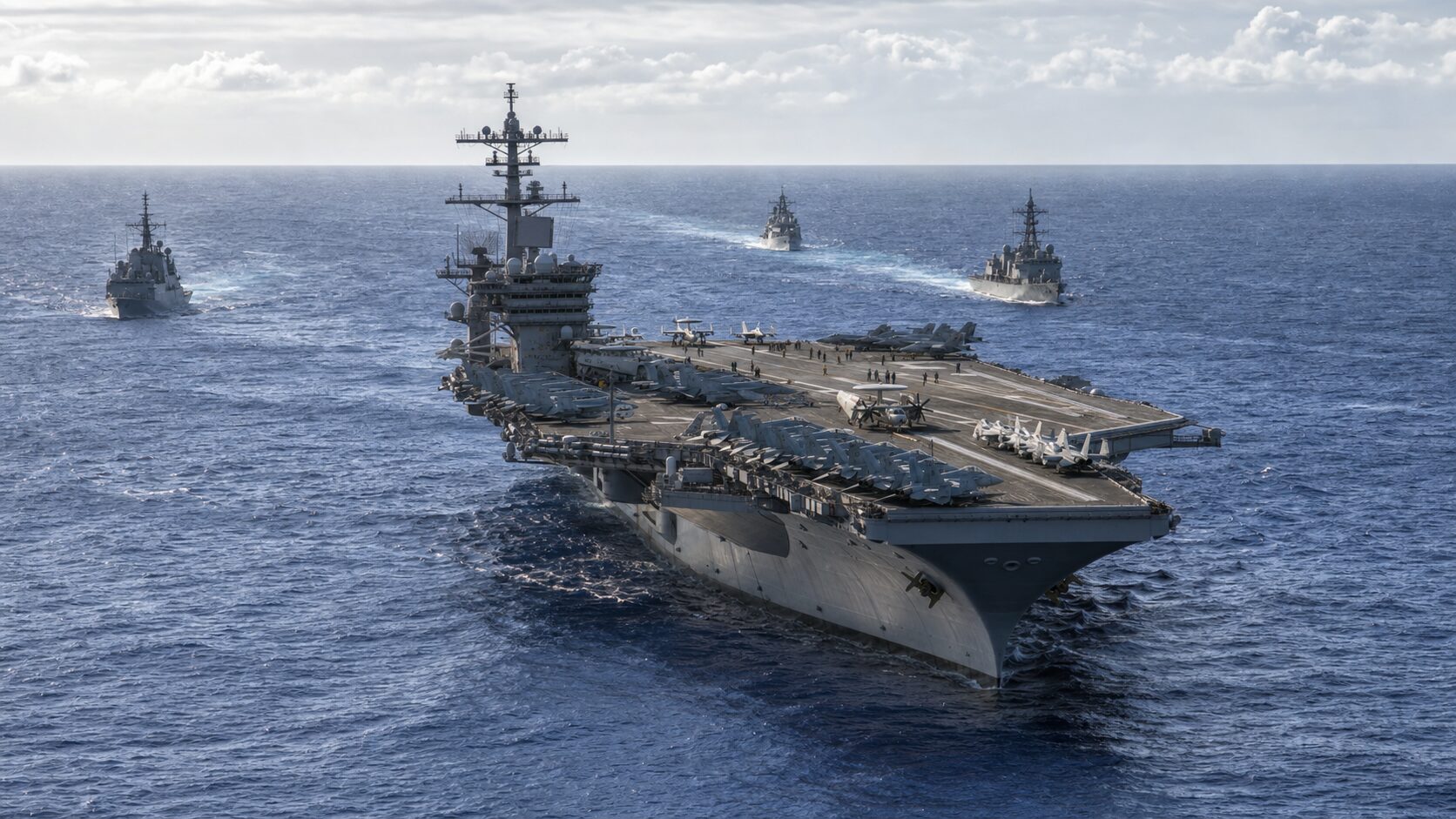護衛艦とともに航行するフォード級空母打撃群