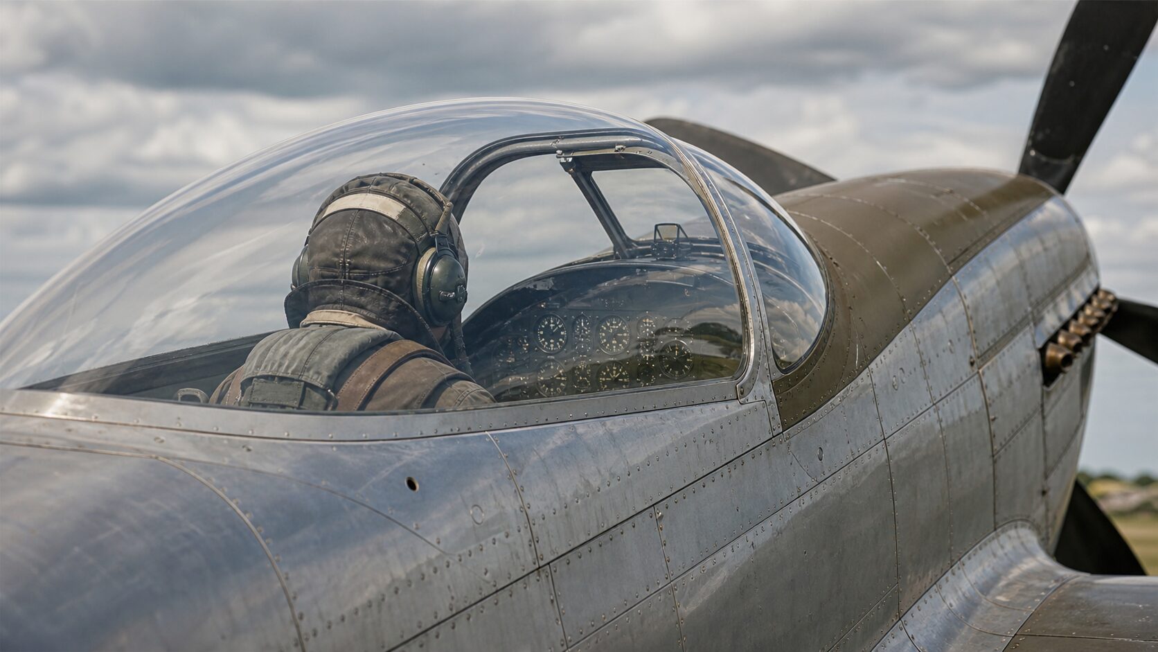 B-17爆撃機を護衛するP-51Dの編隊