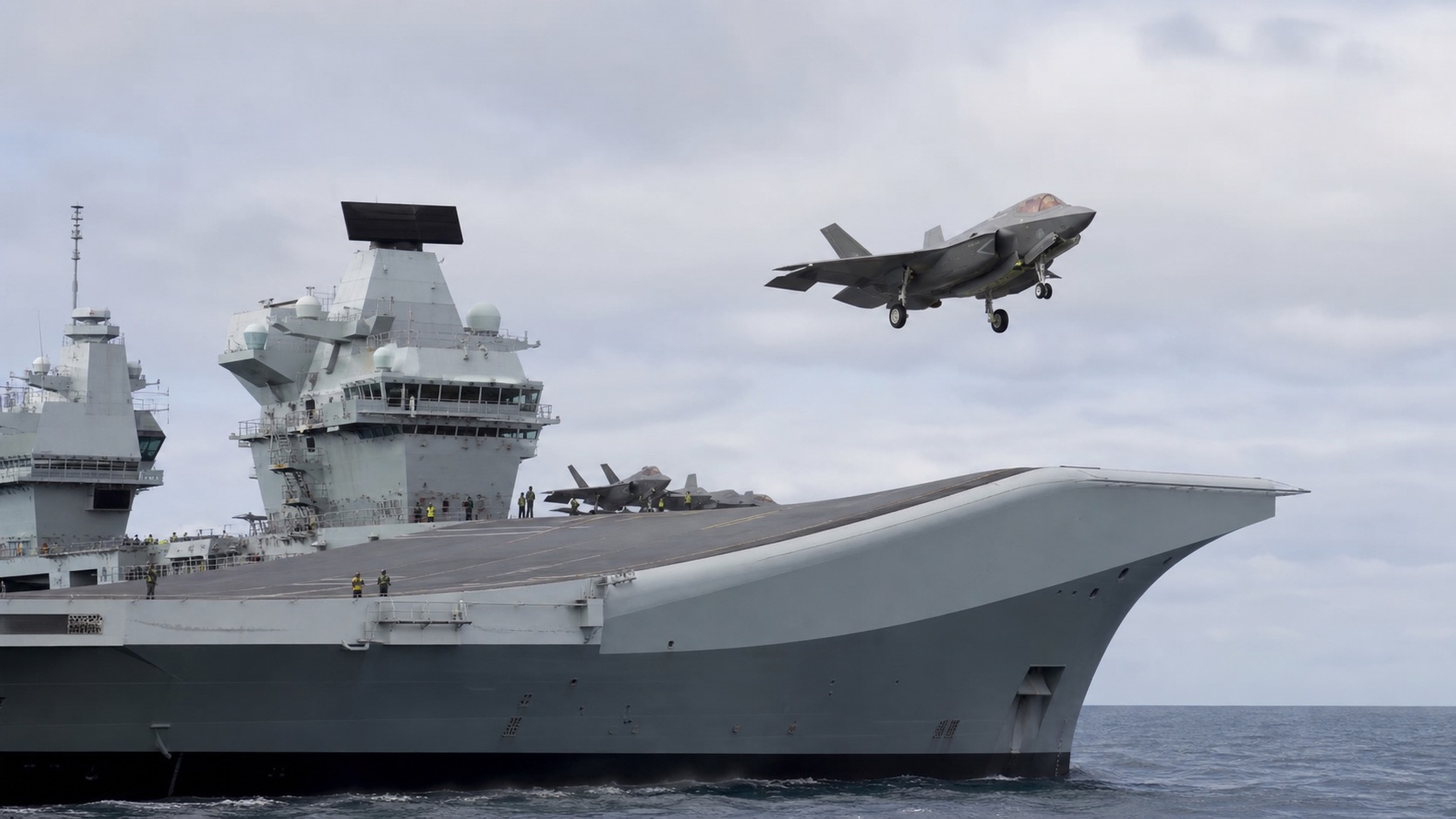 スキージャンプから短距離発艦するF-35B級戦闘機