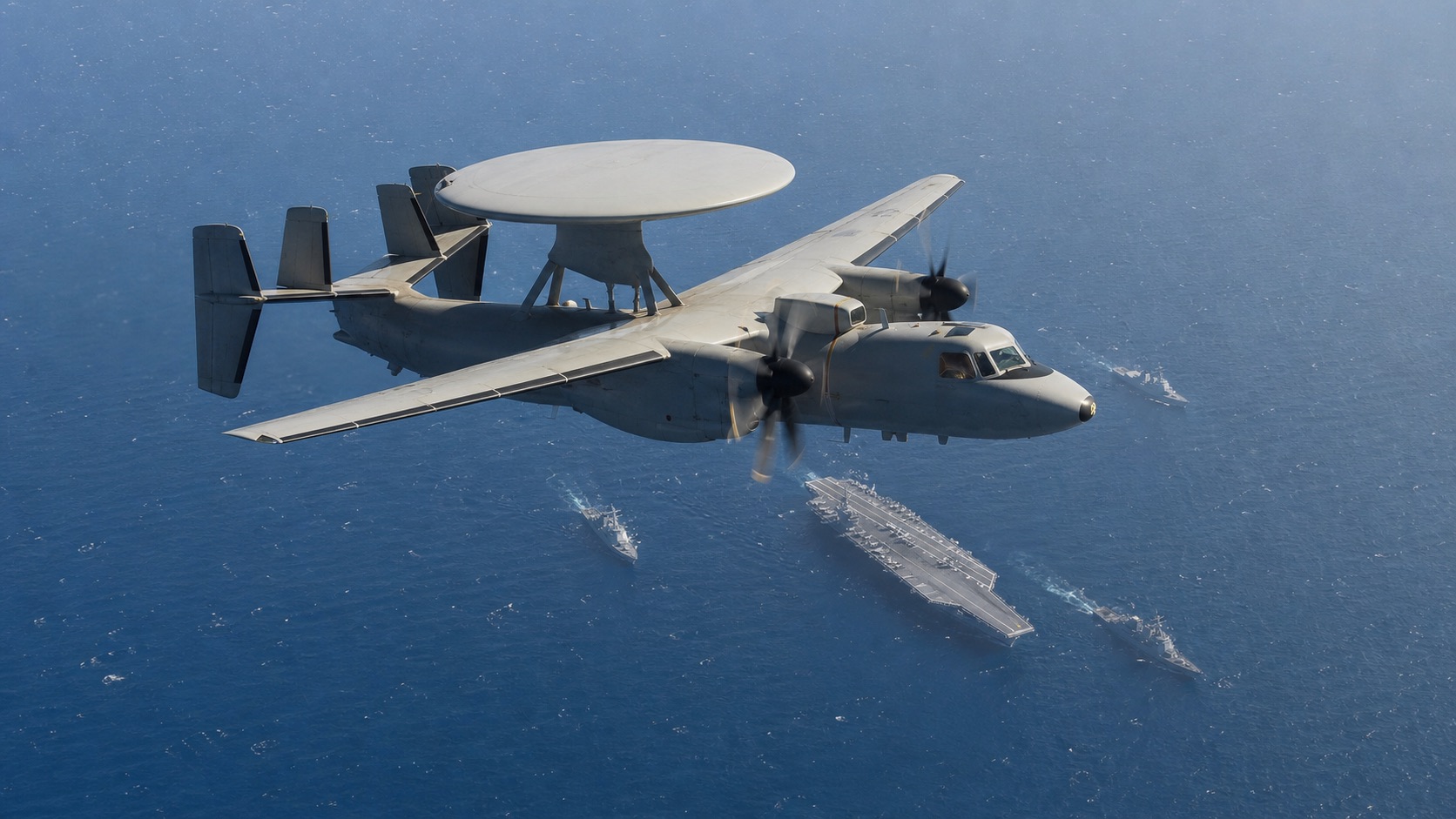 空母打撃群上空を哨戒するE-2D級早期警戒機