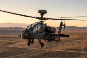 訓練空域を低空飛行するAH-64E級攻撃ヘリコプター
