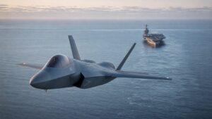 空母近海を飛行するJ-35級双発ステルス艦載戦闘機