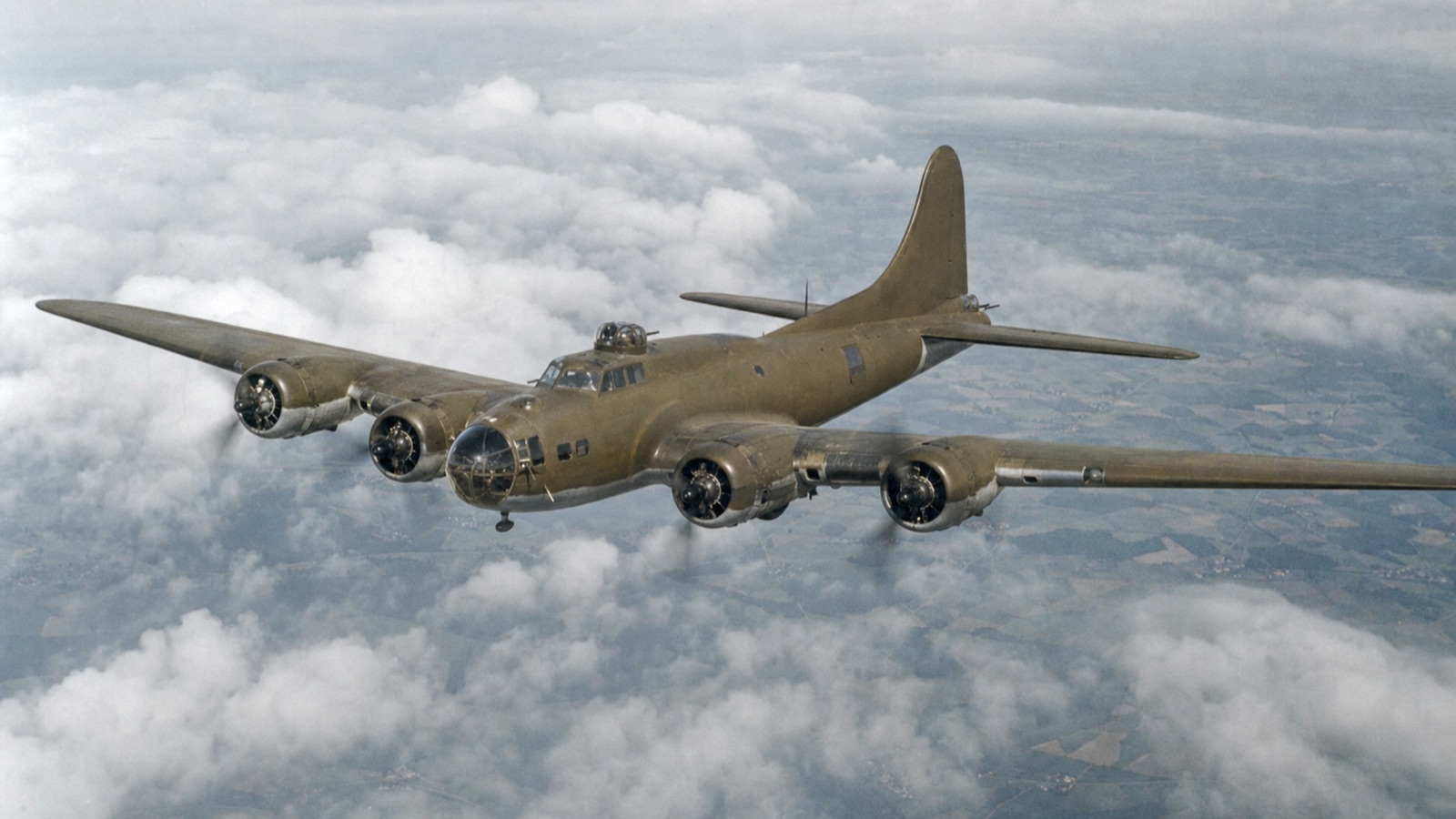 雲上を飛行するB-17級四発重爆撃機