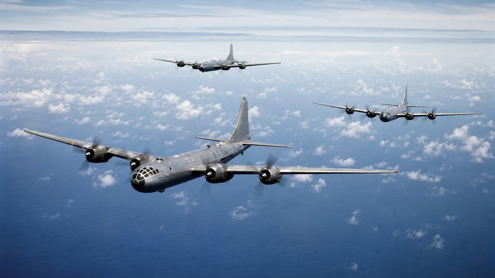 高高度を編隊飛行するB-29爆撃機