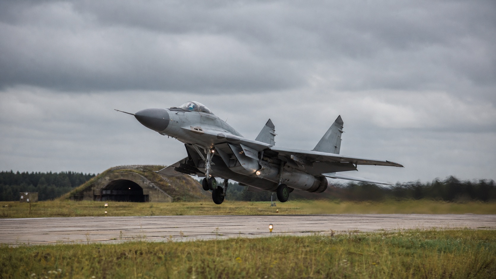 前線飛行場の滑走路から離陸するMiG-29級戦闘機