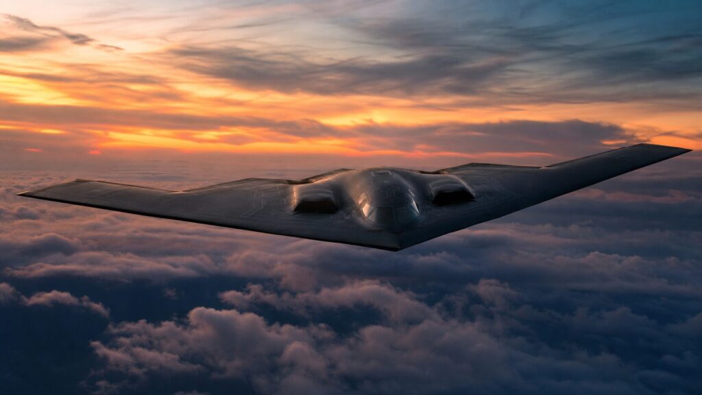 雲上を飛行するB-2スピリット