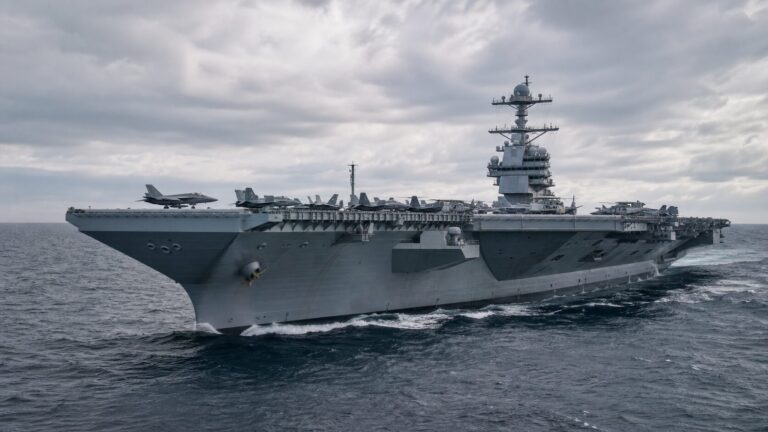 航行中のジェラルド・R・フォード級空母と空母打撃群