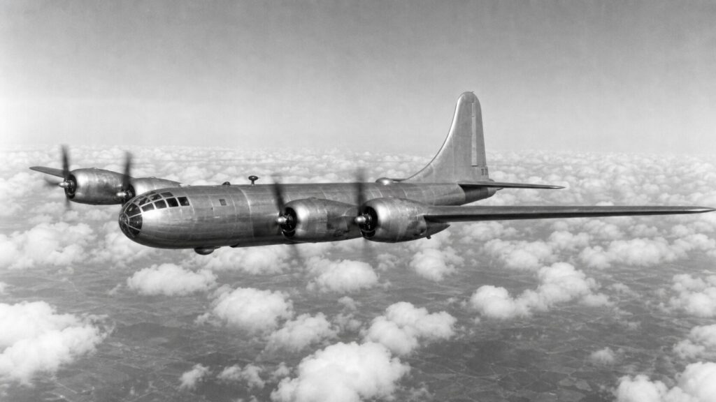雲上を飛行するB-29スーパーフォートレス