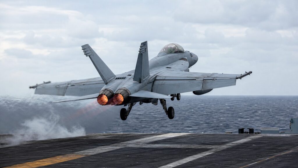 空母から発艦するF/A-18Eスーパーホーネット