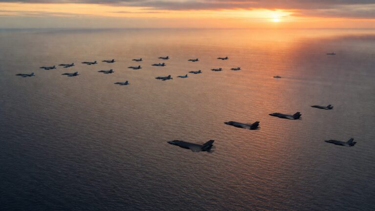 世界の戦闘機を俯瞰する大編隊